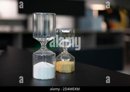 su un supporto da tavolo due timer per uova di diverse dimensioni Foto Stock