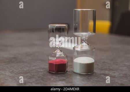 su un supporto da tavolo due timer per uova di diverse dimensioni Foto Stock