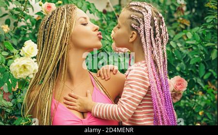 Felice madre e figlia di famiglia abbracciando e baciando. Madre felice abbracciando sua figlia. Primo piano ritratto di madre sorridente che abbracciava carino poco Foto Stock