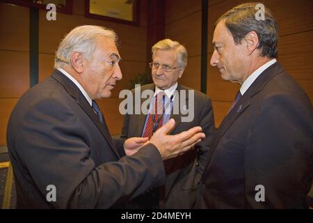 Dominique Strauss-Kahn (L), amministratore delegato del Fondo monetario internazionale, ha incontrato il presidente della Banca centrale europea Jean-Claude Trichet (C) e il governatore italiano Mario Draghi (R) prima dell'inizio della riunione del G7 al Centro Congressi di Istanbul, ca. 3 ottobre 2009 Foto Stock