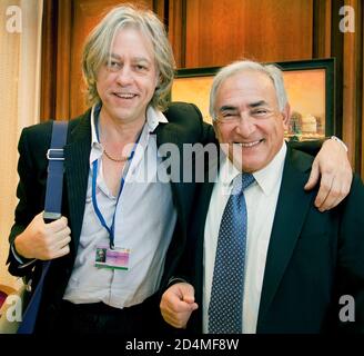 Dominique Strauss-Kahn (R), amministratore delegato del Fondo monetario internazionale, saluta Bob Geldof (L) alla sede centrale del FMI nell'aprile 23 2009 a Washington DC. CA. 23 aprile 2009 Foto Stock