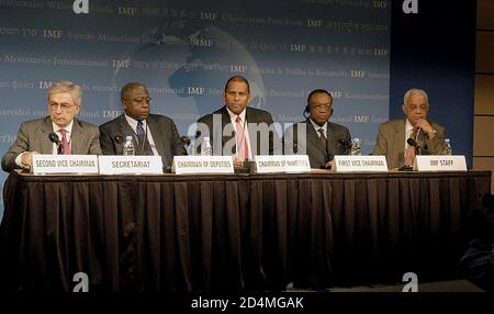 Durante la conferenza stampa del G-24 in vista degli incontri di primavera del FMI e della Banca mondiale del 2004. Da sinistra a destra: Ariel Buira della Segreteria del G-24; Ewart Williams, presidente dei deputati del G-24 e governatore della Banca Centrale di Trinidad e Tobago; il senatore Conrad Enill, presidente dei ministri del G-24 e ministro delle Finanze di Trinidad e Tobago; Paul Toungui primo vice presidente del G-24 e ministro di Stato responsabile delle Finanze Gabon. CA. 23 aprile 2004 Foto Stock