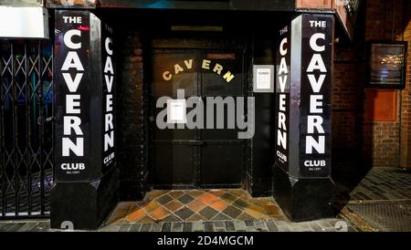 Il Cavern Club di Mathew Street, Liverpool, mentre i bevitori rimangono a casa e seguono le restrizioni del coronavirus, prima di un nuovo sistema di restrizioni a tre livelli che il primo ministro Boris Johnson delineerà lunedì, che dovrebbe causare la chiusura di pub e ristoranti attraverso il nord dell'Inghilterra. Foto Stock