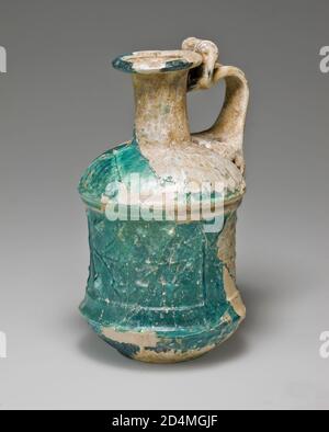 Inizialmente acquistabile solo tra i ricchi vetri è stato utilizzato nell'antica Roma come contenitori per oli profumi e stoviglie. La varietà delle tecniche di produzione del vetro rivela i gusti e le mode mutevoli nel corso dei secoli. Durante il i secolo d.C. il vetro colato era una forma nuova che era un lusso per la famiglia romana ma entro la fine del secolo l'innovazione del vetro soffiato ha permesso la produzione meno laboriosa e meno costosa che significava gente di mezzi minori potrebbe permettersi. Il vetro soffiato è diventato così popolare che quasi ha soppiantato la ceramica e persino i prodotti di bronzo nella casa. Foto Stock