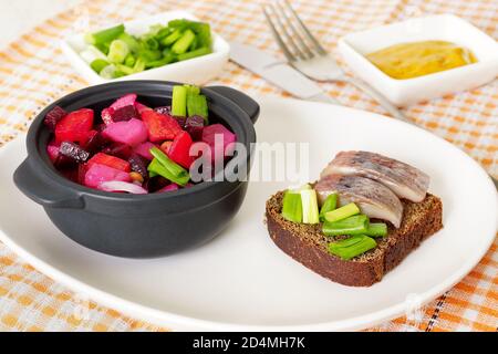 Vinaigrette di insalata di barbabietole russe e panino con aringhe Foto Stock