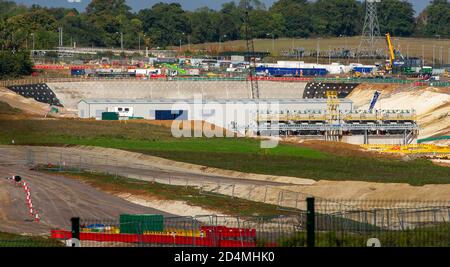 West Hyde, Hertfordshire, Regno Unito. 9 ottobre 2020. I lavori proseguono nel cantiere di costruzione del South Portal del tunnel di Chiltern dell'HS2. 10 miglia Nord e Sud tunnel saranno tagliati sottoterra attraverso il Chilterns per la nuova linea ferroviaria HS2 High Speed da Londra a Birmingham. In Germania sono in costruzione due macchine per la perforazione di tunnel per HS2. HS2 mette a rischio 108 antichi boschi, 693 siti di fauna selvatica e 33 SSSI. L'opposizione all'HS2 da parte degli attivisti ambientali continua a crescere. Credito: Maureen McLean/Alamy Foto Stock