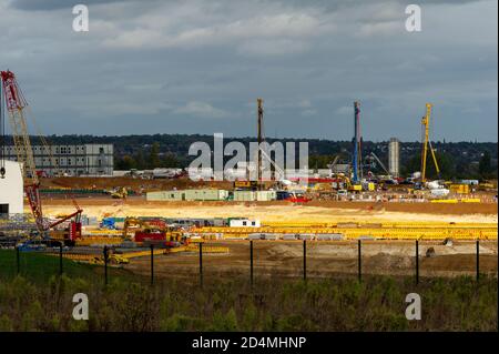 West Hyde, Hertfordshire, Regno Unito. 9 ottobre 2020. I lavori proseguono nel cantiere di costruzione del South Portal del tunnel di Chiltern dell'HS2. 10 miglia Nord e Sud tunnel saranno tagliati sottoterra attraverso il Chilterns per la nuova linea ferroviaria HS2 High Speed da Londra a Birmingham. In Germania sono in costruzione due macchine per la perforazione di tunnel per HS2. HS2 mette a rischio 108 antichi boschi, 693 siti di fauna selvatica e 33 SSSI. L'opposizione all'HS2 da parte degli attivisti ambientali continua a crescere. Credito: Maureen McLean/Alamy Foto Stock