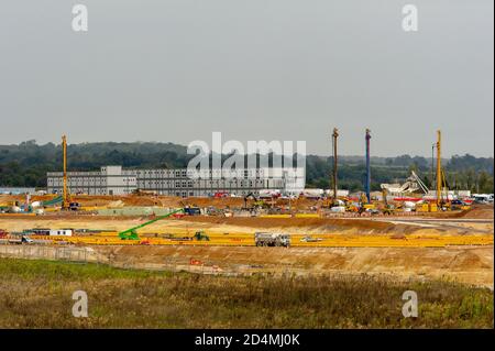 West Hyde, Hertfordshire, Regno Unito. 9 ottobre 2020. I lavori proseguono nel cantiere di costruzione del South Portal del tunnel di Chiltern dell'HS2. 10 miglia Nord e Sud tunnel saranno tagliati sottoterra attraverso il Chilterns per la nuova linea ferroviaria HS2 High Speed da Londra a Birmingham. In Germania sono in costruzione due macchine per la perforazione di tunnel per HS2. HS2 mette a rischio 108 antichi boschi, 693 siti di fauna selvatica e 33 SSSI. L'opposizione all'HS2 da parte degli attivisti ambientali continua a crescere. Credito: Maureen McLean/Alamy Foto Stock