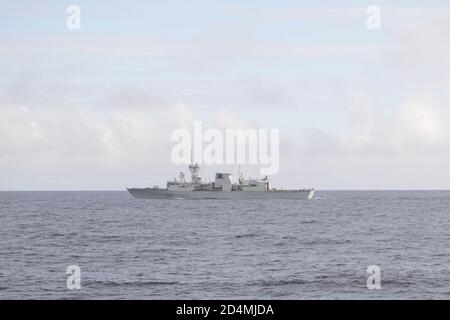 201006-N-TC847-1001-OCEANO ATLANTICO (OTTOBRE 6, 2020) il cacciatorpediniere missilistico guidato di classe Arleigh Burke USS Ross (DDG 71), non raffigurato, conduce manovre di passaggio con Royal Canadian Navy HMCS Halifax (FFH 330), durante l'esercizio Joint Warrior 20-2, 6 ottobre 2020. Il Joint Warrior 20-2 è un esercizio di formazione multilaterale ospitato nel Regno Unito, progettato per fornire alla NATO e alle forze alleate un ambiente multi-bellico unico per prepararsi alle operazioni globali. USA forze Navali Europa-Africa/Stati Uniti La sesta flotta, con sede a Napoli, conduce l'intero spettro delle operazioni congiunte e navali, spesso in Foto Stock