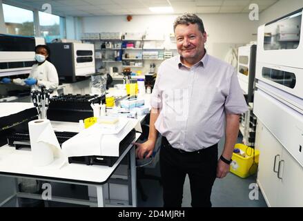 Dr. Conall McCaughey, consulente Virologo presso il Belfast HSC Trust, che ha ricevuto un OBE per i servizi di laboratorio di test durante Covid-19 nella lista dei Queen's Birthday Honors. Foto Stock