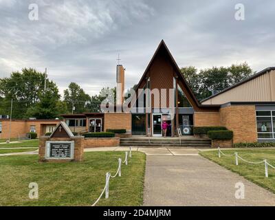 Springfield, il/USA-10/3/20: Una vista esterna di una piccola chiesa del Midwest in una giornata estiva luminosa e soleggiata senza persone. Foto Stock