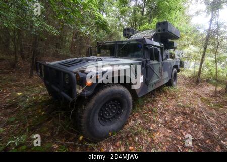 Soldati della Guardia Nazionale dell'Esercito degli Stati Uniti con il Battaglione di riconnessione dell'attacco 1-151 (ARB) e il Battaglione di artiglieria della Difesa dell'aria 2-263 (ADA), Guardia Nazionale del South Carolina, conducono un esercizio di addestramento congiunto nella contea di Oconee, Carolina del Sud, 9 settembre 2020. L'evento ha offerto a entrambe le unità l'opportunità di scambiare esperienze e conoscenze tecniche sulle rispettive attrezzature, tattiche e capacità di missione. (STATI UNITI Guardia nazionale dell'esercito foto Sgt. 1° Classe Roby di Giovine, Guardia Nazionale della Carolina del Sud) Foto Stock