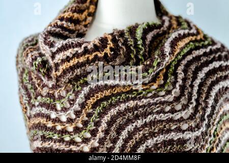 Sciarpa a maglia multicolore con gli ornamenti Foto Stock