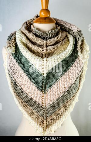 Sciarpa a maglia multicolore con gli ornamenti Foto Stock