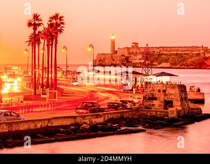 Tramonto nella Vecchia Avana con vista sul mare e molti edifici famosi Foto Stock