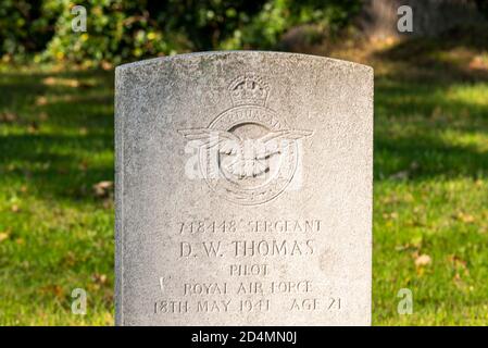 Lapide, lapide del pilota RAF Sergeant DW Thomas che morì il 18 maggio 1941 quando volava Spitfire P8245 con 611 Squadron. Guasto strutturale, Deggie Foto Stock