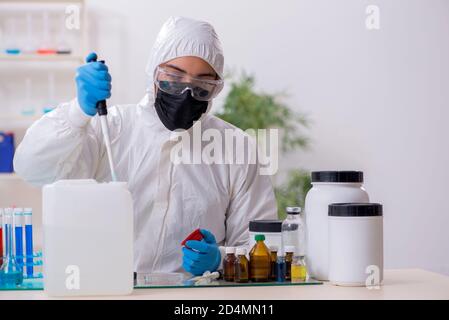 Giovane maschio farmacia in laboratorio Foto Stock