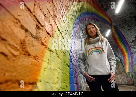 La sig.ra Alison Williams che ha ricevuto la British Empire Medal (BEM) per i servizi all'NHS, per la raccolta di fondi e per il volontariato durante Covid-19, fotografata accanto ad un murale arcobaleno nel tunnel di Colinton . Foto Stock