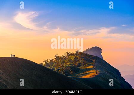 Bellissimo paesaggio al mattino sul Monte Mon Chong, Chiang mai, Thailandia. È un luogo popolare trekking montagna Foto Stock