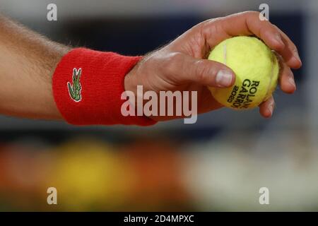 OVAKDJOKOVIC (SRB) con la palla da tennis ufficiale Wilson in mano per servire durante il Roland Garros 2020, torneo di tennis Grand Slam, il 9 ottobre 2 Foto Stock