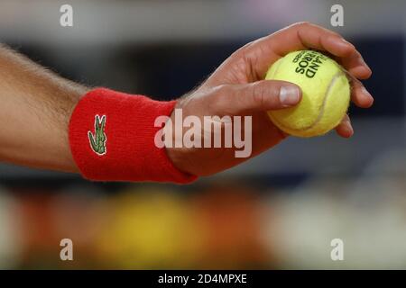 OVAKDJOKOVIC (SRB) con la palla da tennis ufficiale Wilson in mano per servire durante il Roland Garros 2020, torneo di tennis Grand Slam, il 9 ottobre 2 Foto Stock