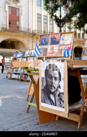 Che Guevara poster in vendita in un mercato di strada in L'Avana Vecchia Foto Stock