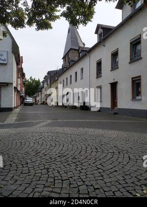 Edifici storici in una vecchia strada. Andernach, Germania nel 08/03/2020. Una strada vuota a Colonia nei giorni di corona. Foto Stock