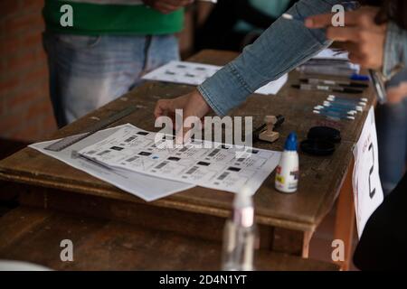 La Paz, Bolivia. 9 Ott 2020. Una donna che partecipa a una simulazione di voto lascia l'impronta del pollice su una lista di elettori registrati. Le elezioni si terranno il 18 ottobre 2020, quasi esattamente un anno dopo l'ultimo controverso che ha portato ad una grave crisi politica in Bolivia e alle dimissioni forzate dell'ex presidente Evo Morales. Credit: Radoslaw Czajkowski/ Alamy Live News Foto Stock