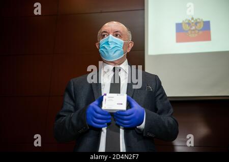 La Paz, Bolivia. 9 Ott 2020. L'ambasciatore russo in Bolivia Vladimir Ivanovich Sprinchan ha presentato Avifovir come un possibile trattamento per alcuni dei casi COVID-19. La Russia vende il farmaco in vari paesi dell'America Latina. In Bolivia le pillole saranno prodotte e distribuite su licenza da un'azienda locale. Inoltre, l'ambasciatore ha menzionato il vaccino Sputnik V come una possibile medicina futura. Credit: Radoslaw Czajkowski/ Alamy Live News Foto Stock