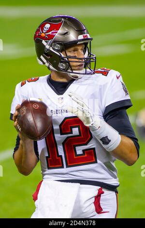 Chicago, Illinois, Stati Uniti. 8 ottobre 2020. 12 Tom Brady si riscalda prima del gioco NFL tra i Tampa Bay Buccaneers e gli orsi di Chicago al Soldier Field di Chicago, Illinois. Fotografo: Mike Wulf. Credit: csm/Alamy Live News Foto Stock