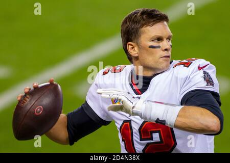 Chicago, Illinois, Stati Uniti. 8 ottobre 2020. 12 Tom Brady si riscalda durante il gioco NFL tra i Tampa Bay Buccaneers e gli orsi di Chicago al Soldier Field di Chicago, Illinois. Fotografo: Mike Wulf. Credit: csm/Alamy Live News Foto Stock