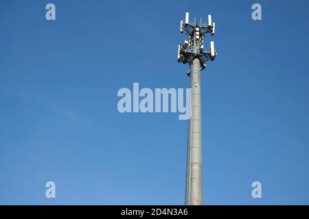 Torre del telefono cellulare contro il cielo blu Foto Stock