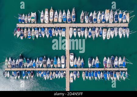 Piccole Barche e yacht ancorati in un grande porto turistico, vista dall'alto. Foto Stock