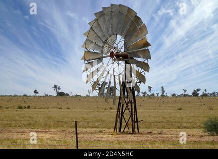 Mulino a vento australiano nell'entroterra del Queensland Australia Foto Stock