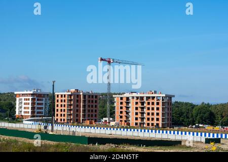 Cantiere con gru a torre. Costruzione di edifici residenziali a più piani. Foto Stock