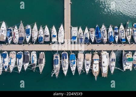 Piccole Barche e yacht ancorati in un grande porto turistico, vista dall'alto. Foto Stock