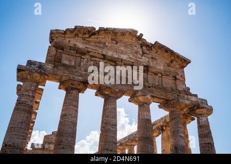 Antico tempio greco di Atena a Paestum , in Italia precedentemente noto come tempio di Ceres architrave, fregio e cornicione con colonne doriche Foto Stock