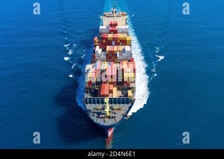 Nave container di grandi dimensioni che attraversa il mare aperto, vista aerea. Foto Stock