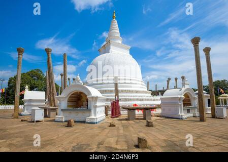 Antica Thuparama Dagoba in una giornata di sole. Anuradhapura, Sri Lanka Foto Stock