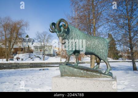 SAVONLINNA, FINLANDIA - 03 MARZO 2018: Scultura del montone nero che salvò la fortezza di Olavinlinna dall'attacco dell'esercito russo, da vicino Foto Stock