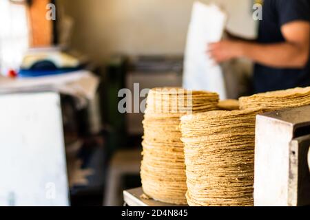 Maschio messicano che prepara pane di tortilla nel suo negozio Foto Stock