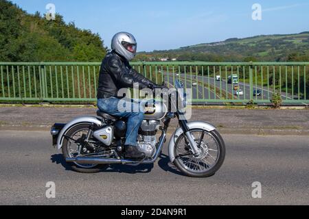 Silver Royal Enfield Bullet Classic EF1; motociclista; trasporto a due ruote, moto, veicolo, strade, moto, motociclisti che guidano a Chorley, Regno Unito Foto Stock