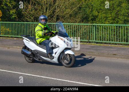 2015 bianco Honda forza 300 A-D; motociclista; due ruote di trasporto, moto, veicolo, strada, moto, motociclisti di Chorley, Regno Unito Foto Stock