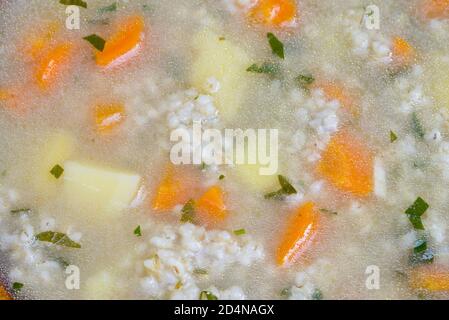 zuppa con verdure e chiocciole d'orzo Foto Stock