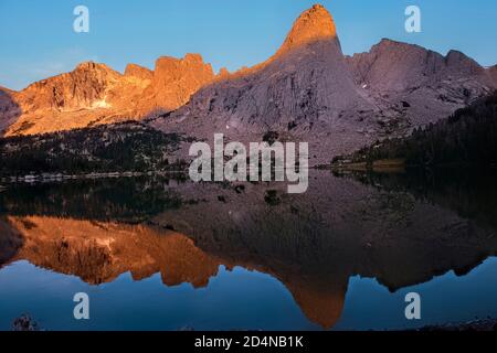 Alba nel meraviglioso Cirque of Towers, visto dal lago Lonesome, Wind River Range, Wyoming, USA Foto Stock