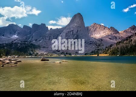 Lo splendido Cirque of Towers, visto dal lago Lonesome, Wind River Range, Wyoming, USA Foto Stock