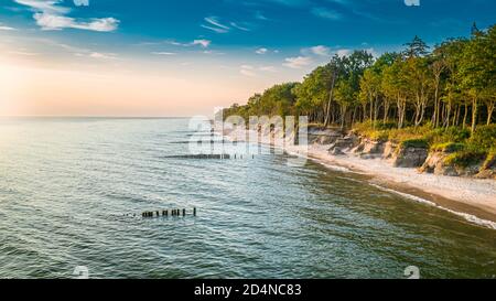 Tramonto mozzafiato sul Mar Baltico in estate, vista aerea, Polonia Foto Stock