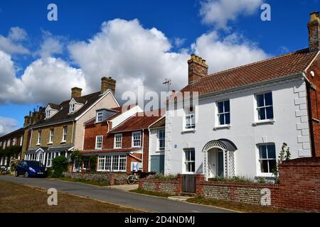 Fila di case dal Village Green a Woodbridge, Suffolk, Regno Unito Foto Stock