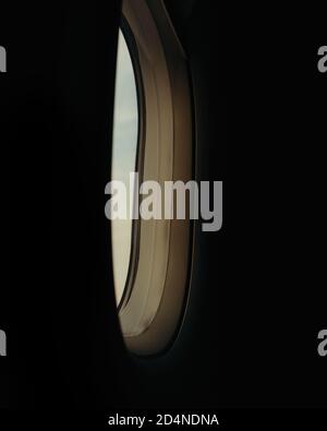Mattina luce proveniente da una finestra dell'aereo. Foto Stock