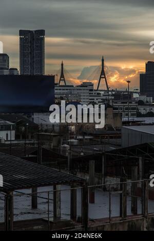 Vista del ponte sospeso di Bhumibol attraversare il fiume Chao Phraya nella città di Bangkok, al bellissimo cielo tramonto e le nuvole a Bangkok Thailandia. Foto Stock